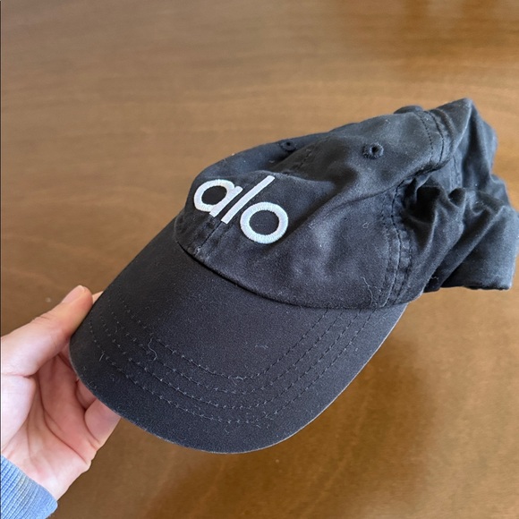ALO Yoga Black Cap - Picture 3 of 4